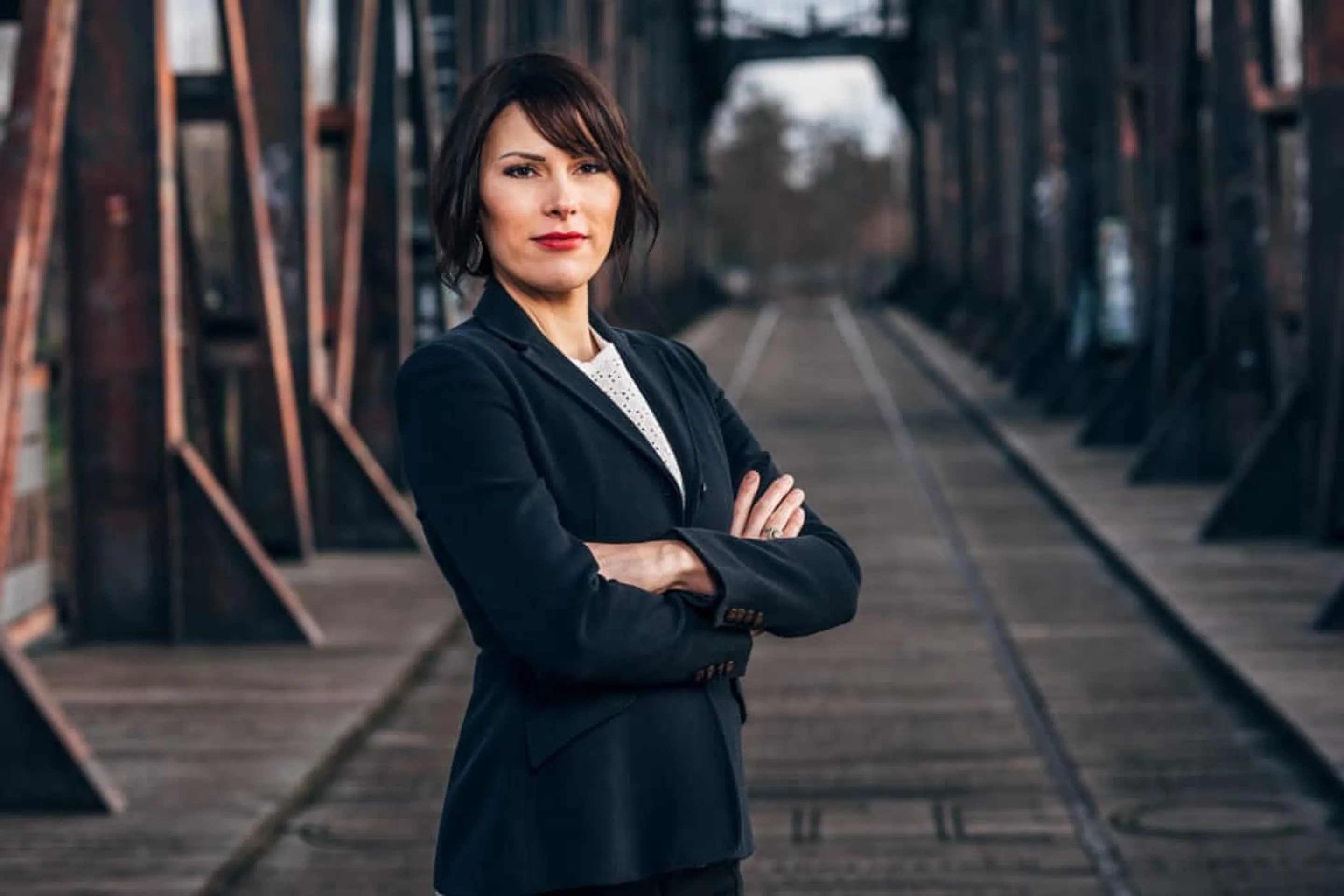 Businessporträt auf einer Eisenbahnbrücke in Magdeburg