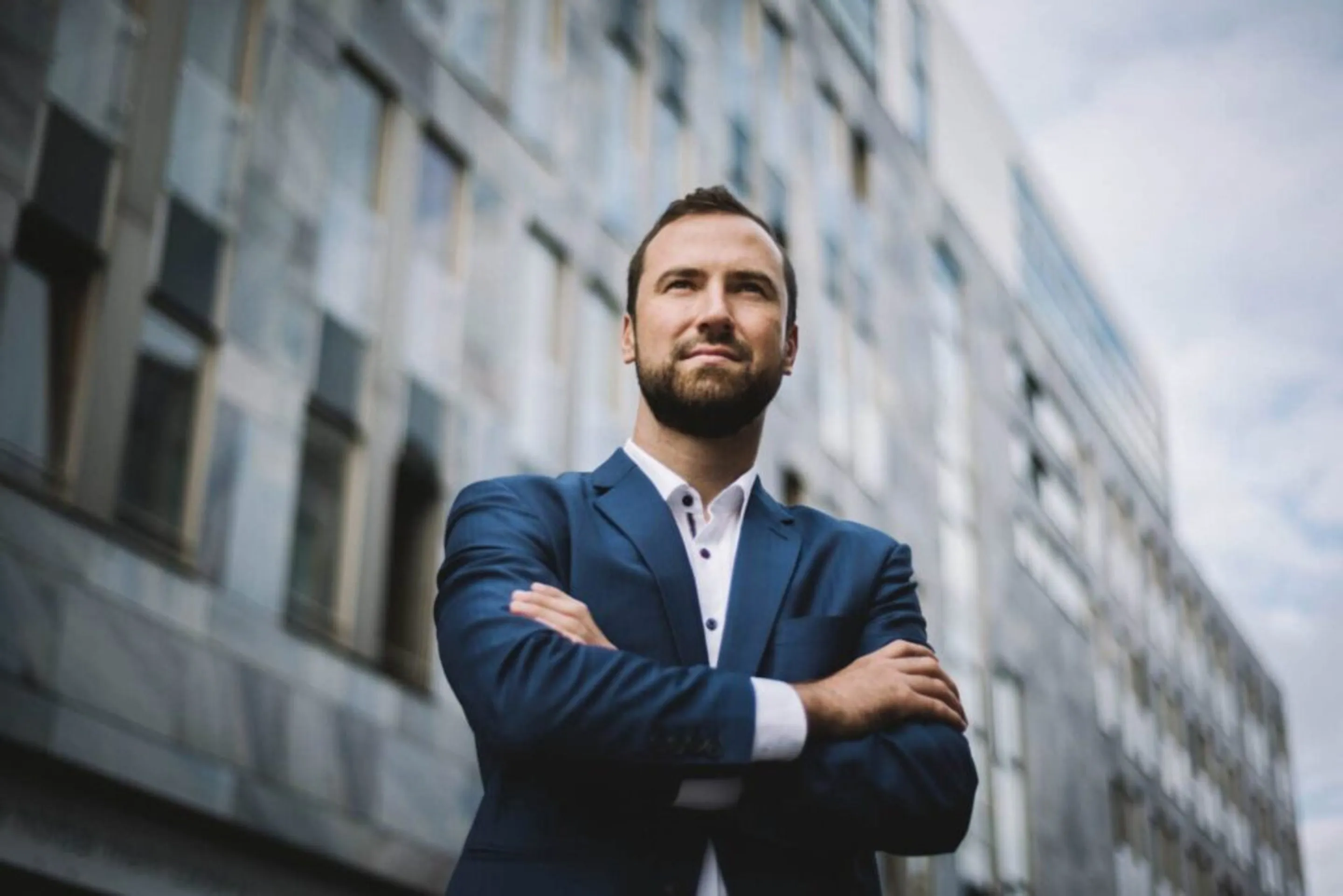 Businessporträt in Magdeburg vor einem Bürogebäude