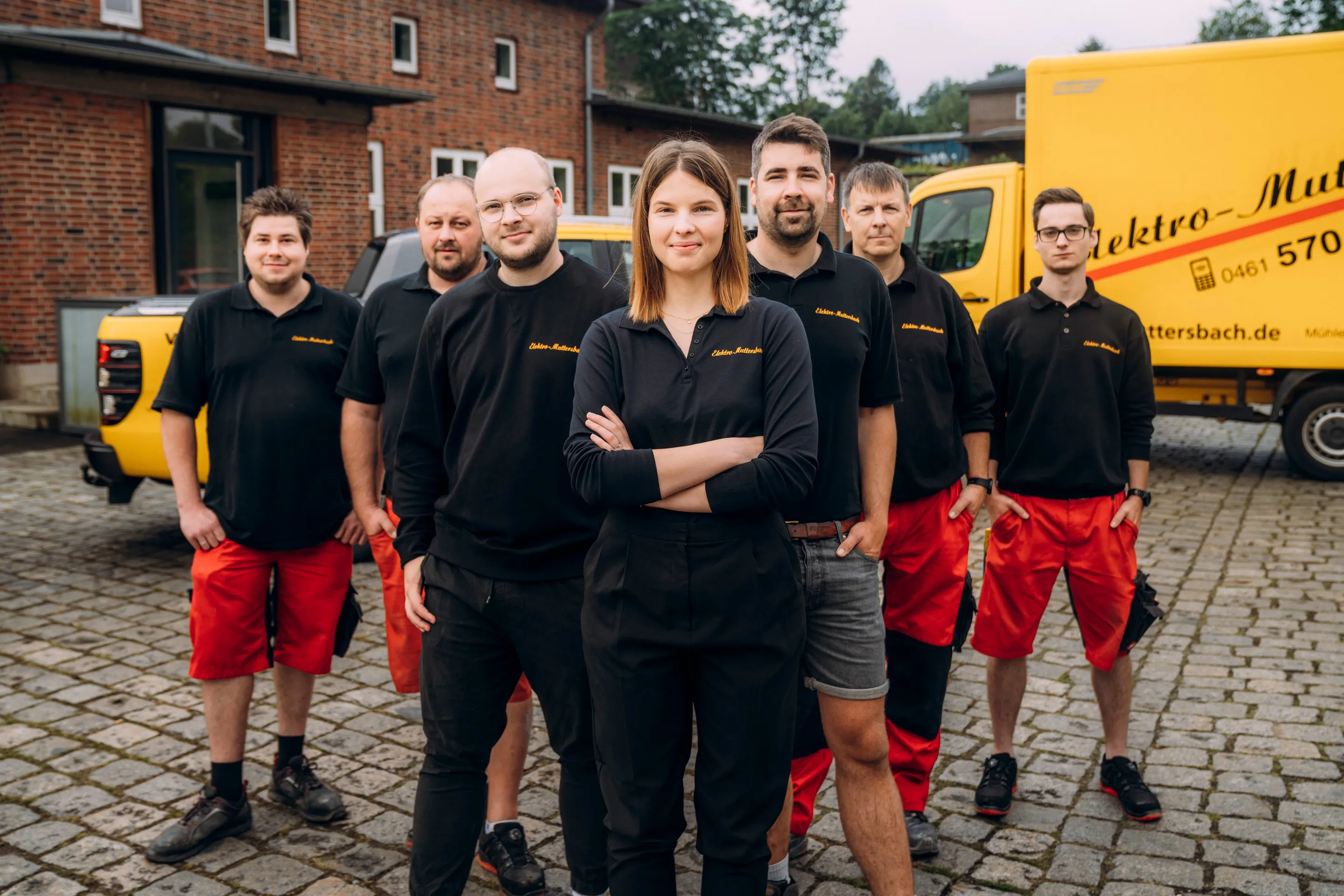 Das Team von Elektro Muttersbach aus Flensburg vor dem Firmenwagen