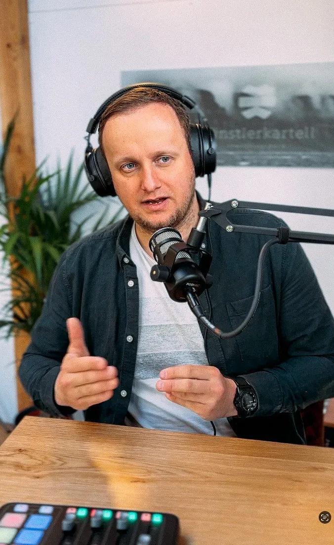 Jan-Christoph Elle bei der Podcast-Aufnahme im Studio