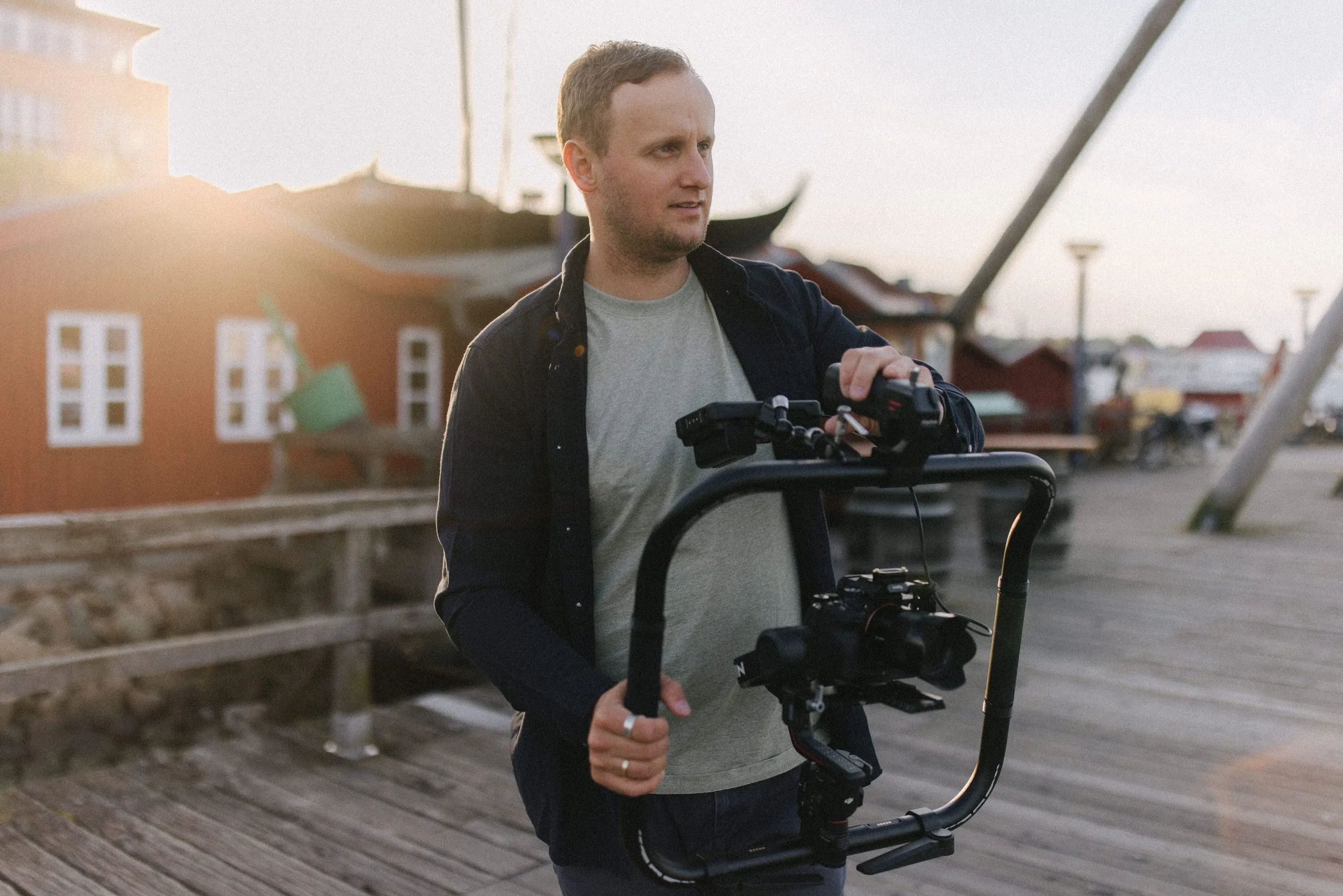 Jan-Christoph Elle mit Kamera-Rig am Hafen