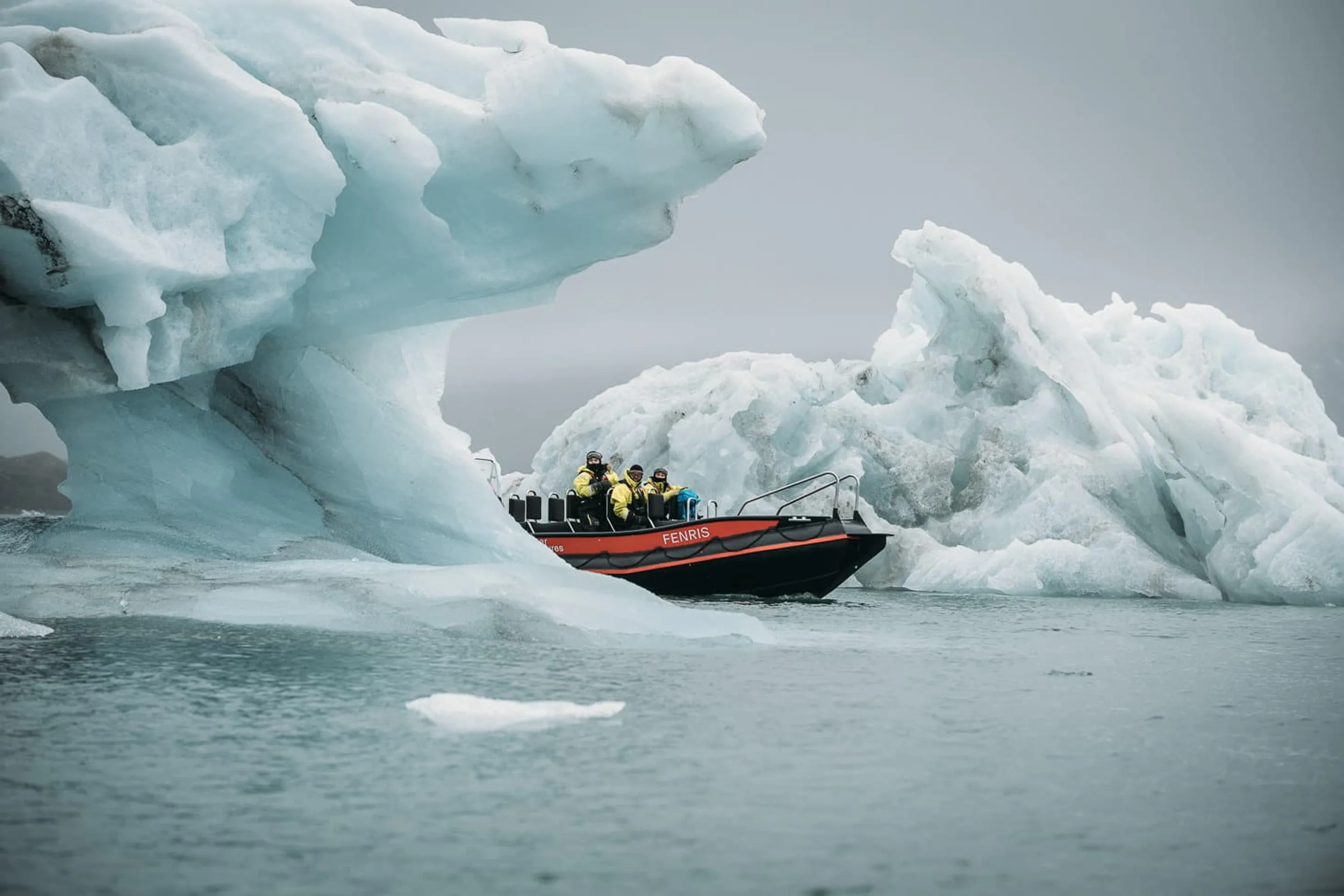 Expeditionsboot vor einem Eisberg – Marketingjob in der Arktis