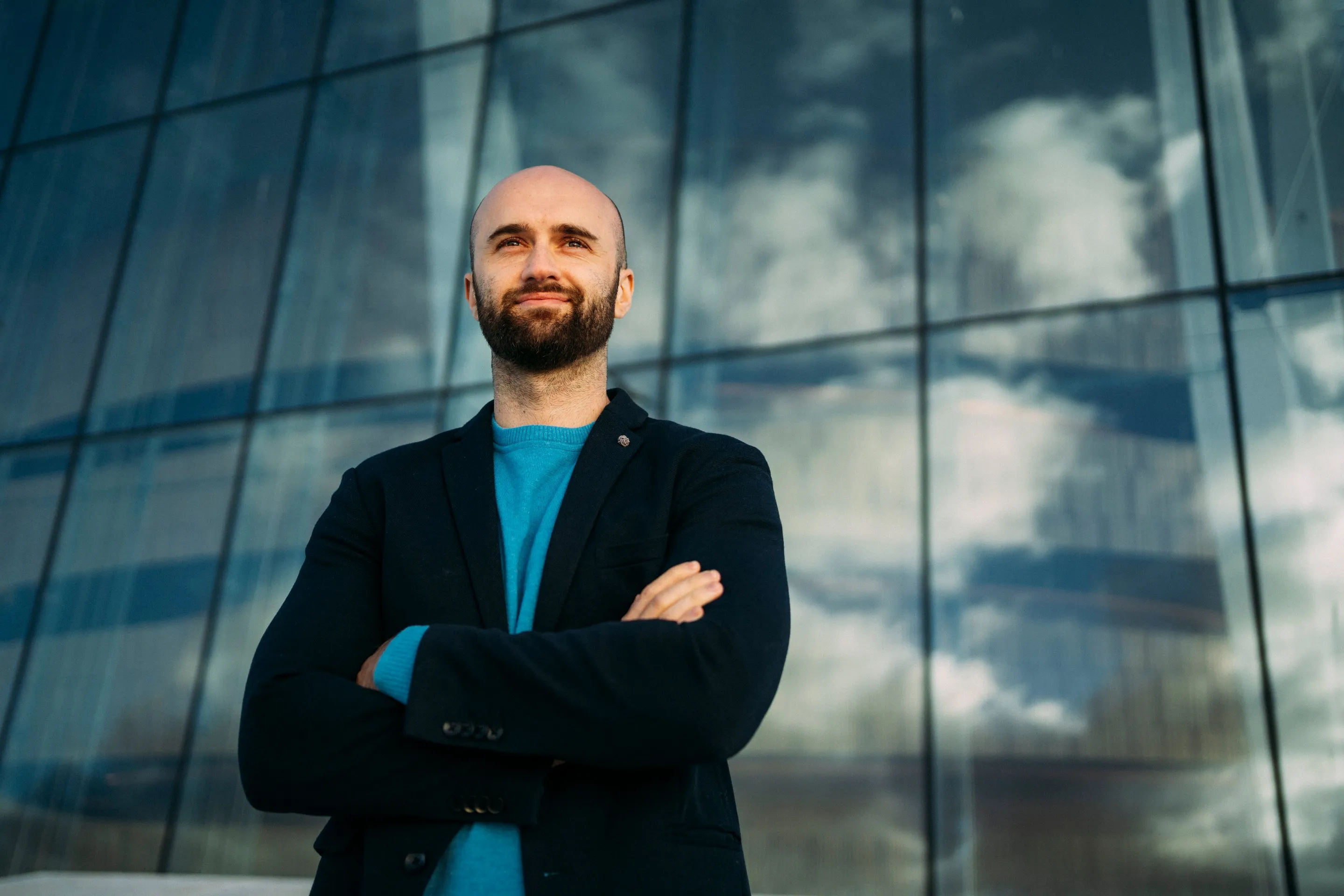 Simon Specht, Copywriter aus Wien, vor einer Glasfassade