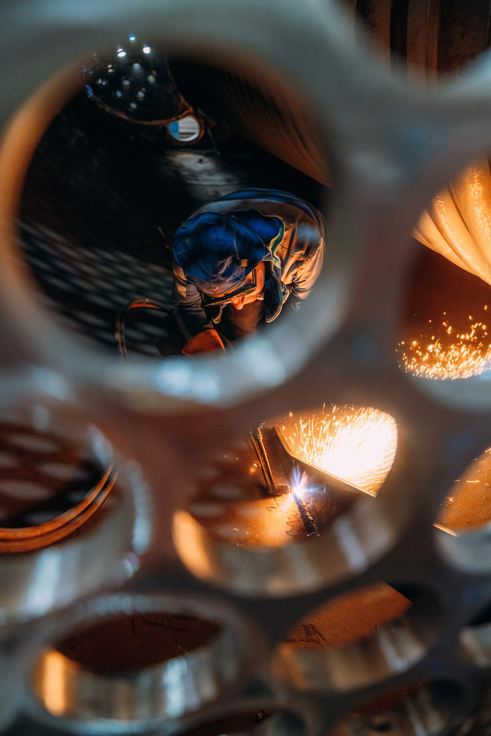 Schweißer der VKK Standardkessel Köthen bei der Arbeit im Kessel
